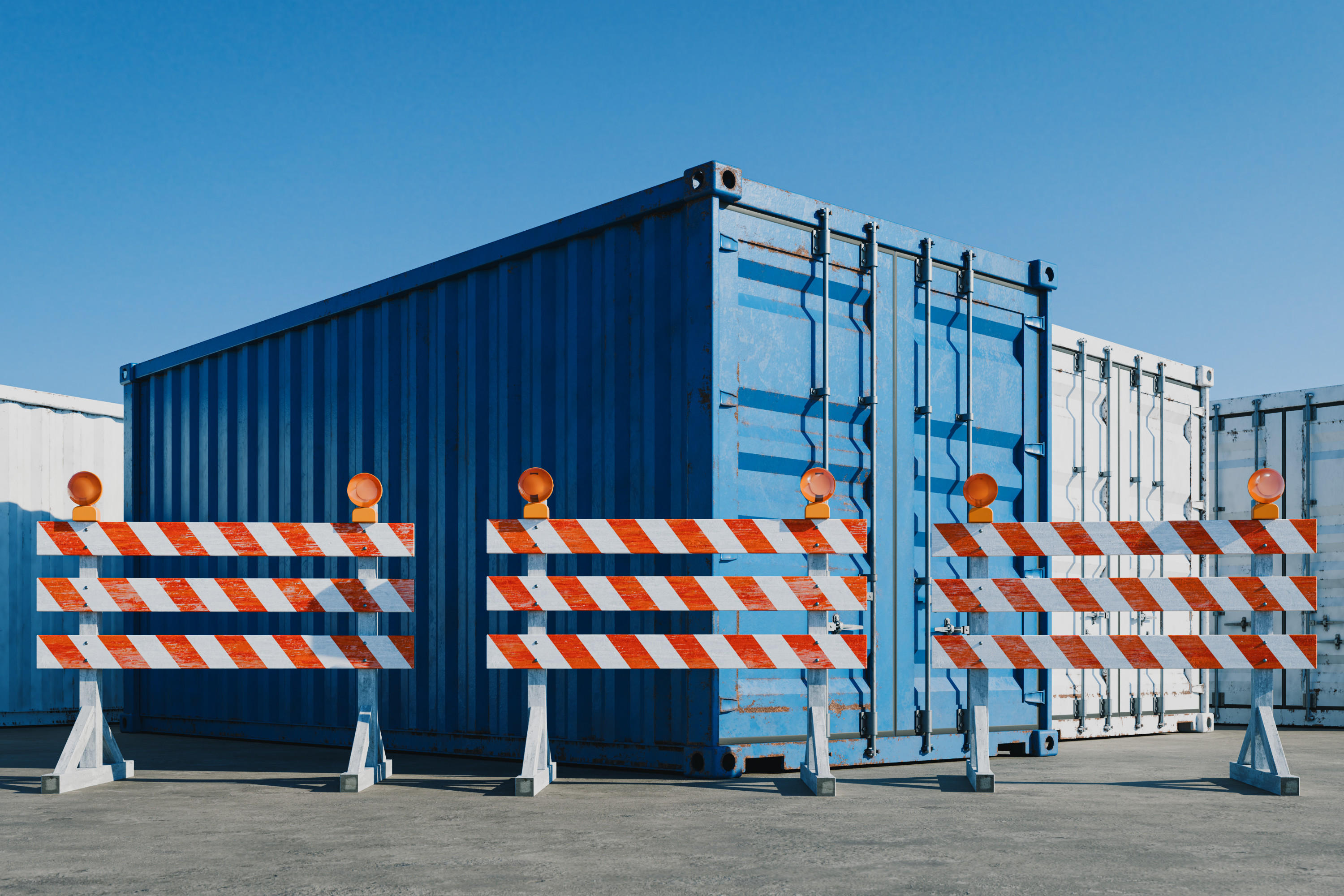 Mit rot-weißen Warnbarken blockierte Schiffscontainer