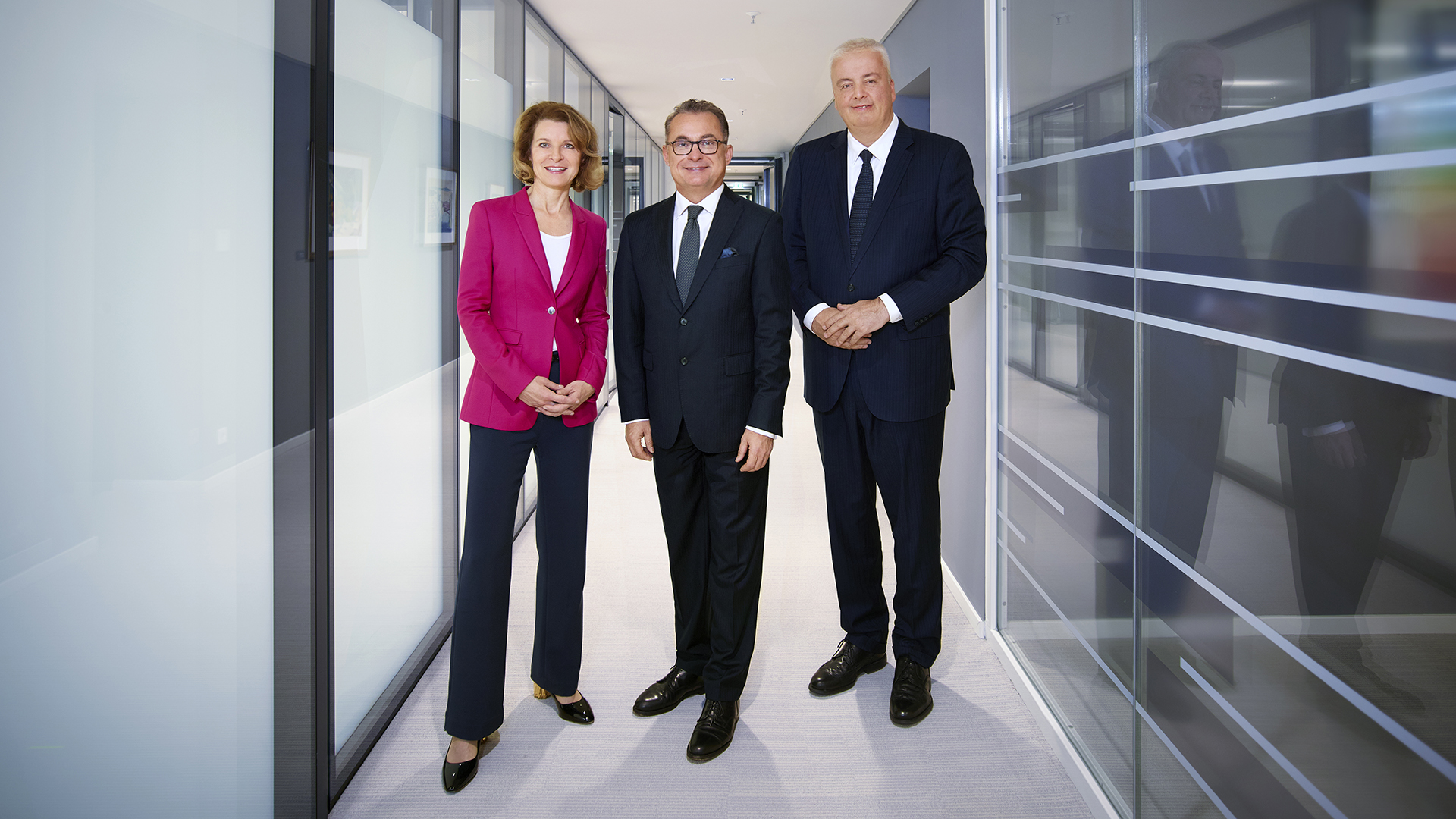 Portrait der Mitglieder des Vorstands Sabine Mauderer, Joachim Nagel, Burkhard Balz in einem Bürogang